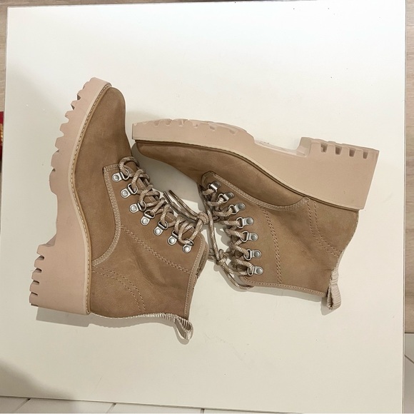Dolce Vita NWOT  lace up  chunky heel Ankle Boots size 8.5 Tan - Picture 1 of 10